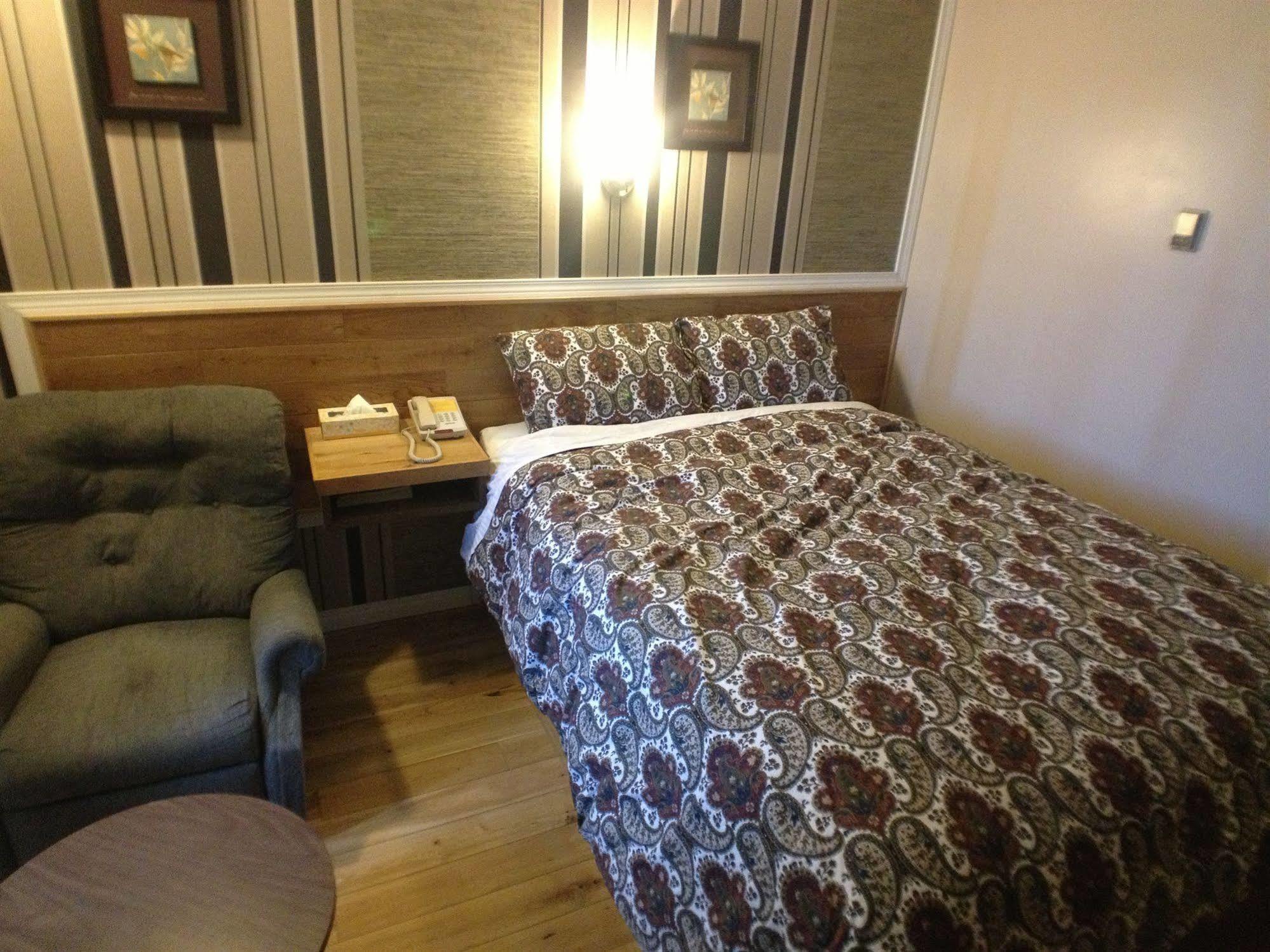 Galaxy Motel St. Paul Екстериор снимка